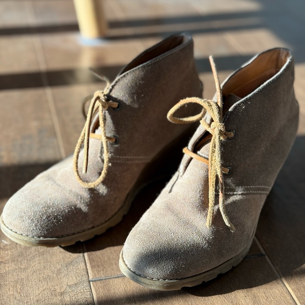 Well loved Sperry heels